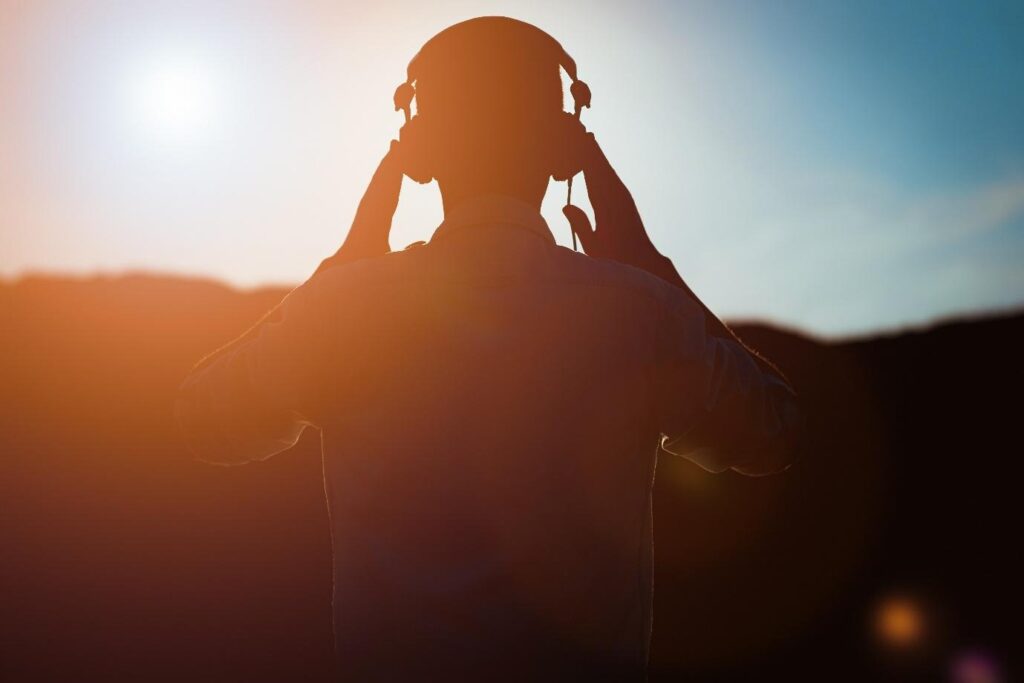 精神科医が解説。脳の「独り言」を止める、音楽でストレス解消する仕組み