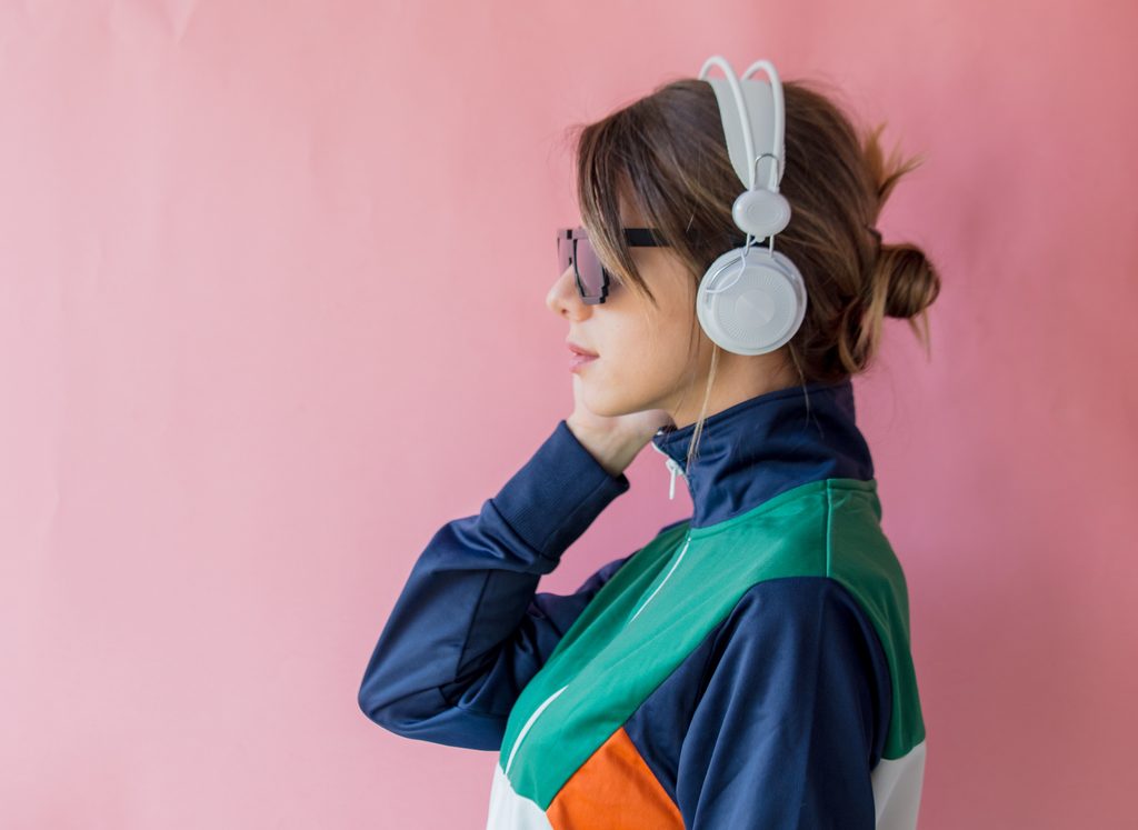 【効率爆上げ】作業中のBGM「アップテンポ派」が多数派の理由。集中力を生む「116BPM」の正体